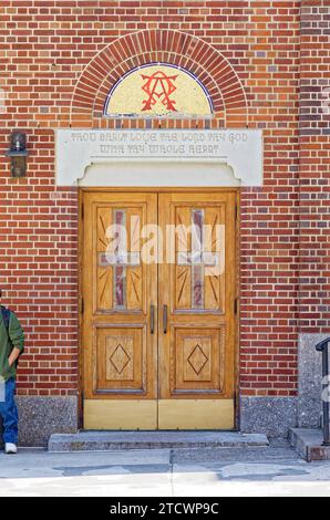 Mosaike und Buntglas unterstreichen die Fassade der 35th Avenue der St. Joan of Arc römisch-katholische Kirche, Teil des Jackson Heights Historic District. Stockfoto