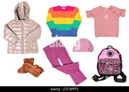 Collage-Set aus Herbst- oder Frühlingskleidung für kleine Mädchen, isoliert auf weiß. Bekleidungskollektion für Kinder. Kindermode Outfit. Daunenjacke, Pullover, Stockfoto