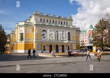 Nischni Nowgorod, Russland – 29. September 2023: Nischni Nowgorod Akademisches Theatertheater benannt nach Maxim Gorki. Fußgängerzone Bolschaja Pokrovskaja Stockfoto