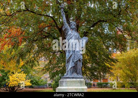 Ein Modell der Freiheitsstatue in Bronze, versteckt auf der Westseite des Jardin du Luxembourg, Paris, Frankreich Stockfoto