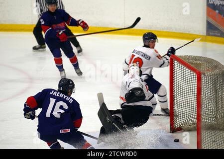 Dumfries, 14. Dezember 2023. Korea trifft 2024 im Dumfries Ice Bowl gegen die Niederlande bei einer IIHF Eishockey U20 Weltmeisterschaft, Division II, Gruppe A. Quelle: Colin Edwards/Alamy Live News. Stockfoto