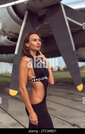 Brünette Frau auf dem Flugplatz Stockfoto