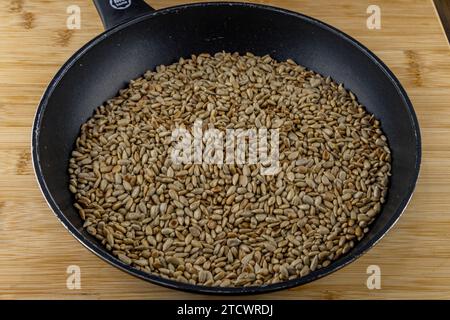 Geröstete Sonnenblumenkerne in einer Pfanne, Zutaten für den Kuchen Stockfoto
