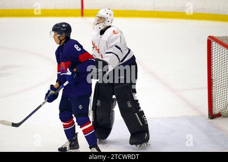 Dumfries, 14. Dezember 2023. Kim Beomseok spielt für Korea und steht vor dem Netminder Danylo Douma, der 2024 für die Niederlande in einer IIHF Eishockey U20 Weltmeisterschaft, Division II, Gruppe A im Dumfries Ice Bowl spielte. Quelle: Colin Edwards/Alamy Live News. Stockfoto