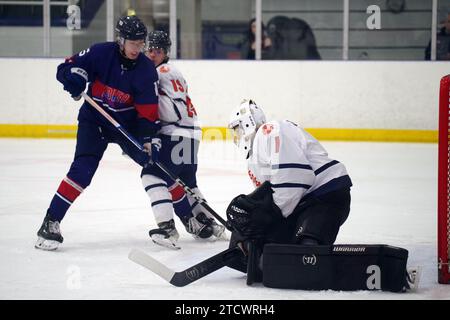 Dumfries, 14. Dezember 2023. Netminder Danylo Douma spielte für die Niederlande und sicherte sich 2024 in einem IIHF Eishockey U20 World Championship, Division II, Gruppe A im Dumfries Ice Bowl gegen Korea. Quelle: Colin Edwards/Alamy Live News. Stockfoto