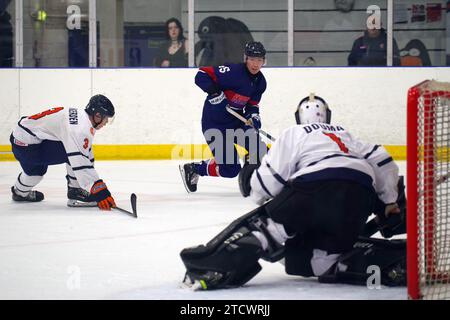 Dumfries, 14. Dezember 2023. Netminder Danylo Douma und Mees van Wingerden spielen für die Niederlande und Lim Dongkyu für Korea bei einer IIHF Eishockey U20 Weltmeisterschaft 2024, Division II, Gruppe A im Dumfries Ice Bowl. Quelle: Colin Edwards/Alamy Live News. Stockfoto