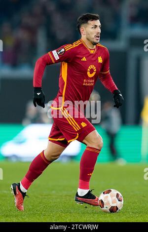 Rom, Italien. Dezember 2023. Leandro Paredes von AS Roma während des Gruppenspiels der UEFA Europa League zwischen AS Roma und FC Sheriff am 14. Dezember 2023 in Rom. Quelle: Giuseppe Maffia/Alamy Live News Stockfoto