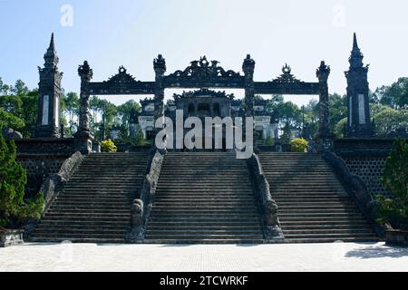 Haupteingang des Grabes des Kaisers Khai Dinh in Hue, Zentralvietnam. Stockfoto