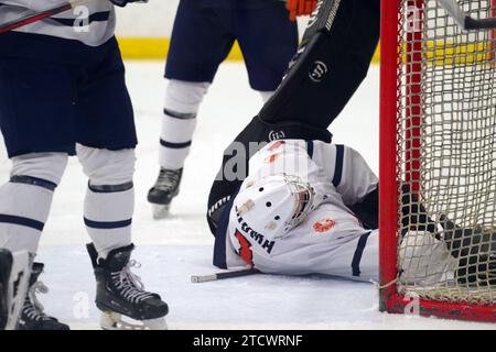 Dumfries, 14. Dezember 2023. Netminder Danylo Douma spielt für die Niederlande und versucht, 2024 in einem IIHF Eishockey U20 World Championship, Division II, Gruppe A Spiel im Dumfries Ice Bowl gegen Korea zu sparen. Quelle: Colin Edwards/Alamy Live News. Stockfoto