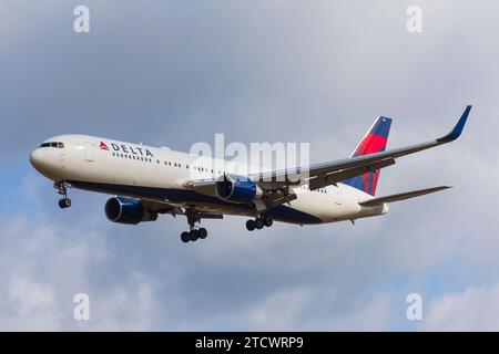 Delta Airlines Boeing 767 Ankunft am Flughafen Edinburgh in Edinburgh, Schottland - (Edinburgh EGPH) Stockfoto