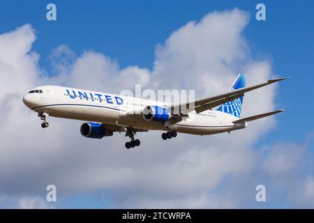 United Airlines Boeing 767 Ankunft am Flughafen Edinburgh in Edinburgh, Schottland - (Edinburgh EGPH) Stockfoto