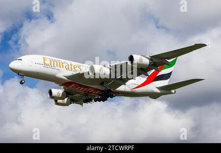 Emirates Airbus A380 Ankunft am Flughafen Glasgow, Schottland - 11. April 2023 (Glasgow EGPF) Stockfoto