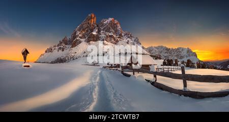 Die Sonnenaufgangslichter, Passo Delle Erbe, Funes Tal, Südtirol, Italien Stockfoto