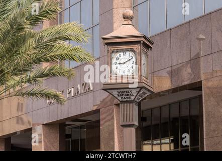 Baton Rouge, LA - 27. Oktober 2023: Berühmte Uhr vor der Whitney National Bank in der Hauptstadt Louisiana Stockfoto