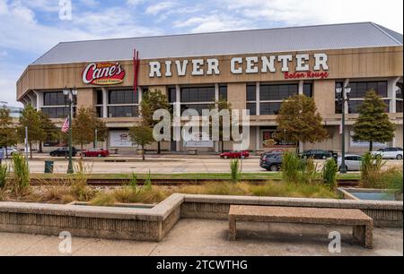 Baton Rouge, LA - 27. Oktober 2023: Berühmtes Gebäude, das Raising Cains Restaurant in der Hauptstadt Louisiana beherbergt Stockfoto