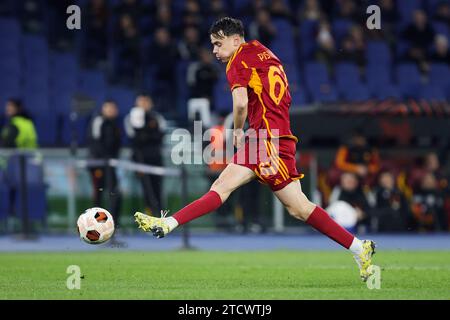 Rom, Italien. Dezember 2023. Niccolo' Pisilli von Roma tritt am 14. Dezember 2023 im Stadio Olimpico in Rom in der UEFA Europa League, Gruppe G Fußball-Spiel zwischen AS Roma und FC Sheriff in Rom, Italien - Foto Federico Proietti/DPPI Credit: DPPI Media/Alamy Live News Stockfoto