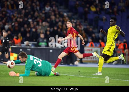 Rom, Italien. Dezember 2023. Niccolo' Pisilli von Roma tritt am 14. Dezember 2023 im Stadio Olimpico in Rom in der UEFA Europa League, Gruppe G Fußball-Spiel zwischen AS Roma und FC Sheriff in Rom, Italien - Foto Federico Proietti/DPPI Credit: DPPI Media/Alamy Live News Stockfoto