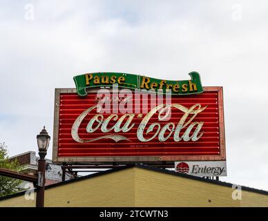 Baton Rouge, LA - 27. Oktober 2023: Original-Design des historischen Retro-Coca-Cola-Schildes auf dem Dach der Hauptstadt Louisiana Stockfoto