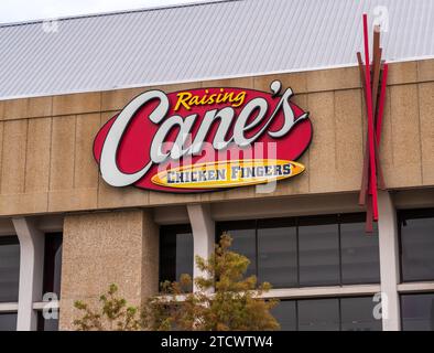 Baton Rouge, LA - 27. Oktober 2023: Schild und Logo für das Restaurant Raising Cains in der Hauptstadt Louisiana Stockfoto