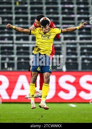 BRÜSSEL - (l-r) Kevin Rodriguez von Royale Union Saint-Gilloise, Jarell Quansah von Liverpool FC während der UEFA Europa League im Spiel der Gruppe E zwischen R. Union Sint Gillis und Liverpool FC im Lotto Park Stadion am 14. Dezember 2023 in Brüssel, Belgien. ANP | Hollandse Hoogte | GERRIT VAN COLOGNE Credit: ANP/Alamy Live News Stockfoto