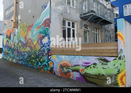 Farbenfrohes abstraktes Wandgemälde an einer Wohnwand in Reykjavik, Island, in dem Versuch, die Markierungen zu reduzieren und die Gasse des Viertels zu verschönern. Stockfoto