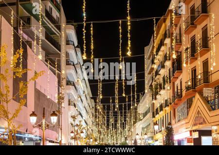 Huelva, Spanien - 5. Dezember 2020: Weihnachtsdekoration im Zentrum von Huelva, Andalusien, Spanien Stockfoto