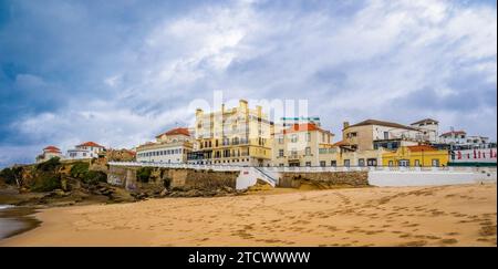 Das mediterrane Dorf Azenhas do Mar bedeutet „Wassermühlen des Meeres“ an der Atlantikküste in der Gemeinde Sintra, Portugal. Stockfoto