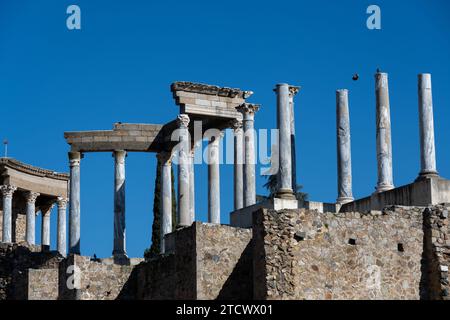 Panoramablick auf die antiken römischen Theaterruinen von Merida, Spanien unter klarem blauem Himmel. Stockfoto