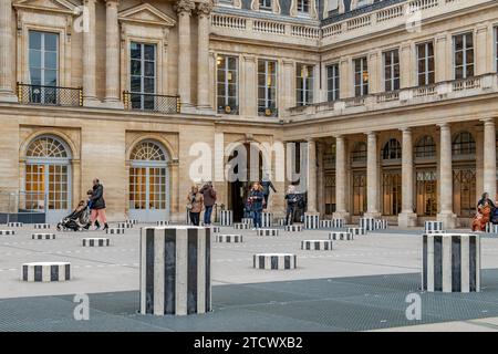 Der Innenhof, Cour d'Honneur, im Palais Royal mit einer Kunstinstallation von Daniel Buren mit schwarz-weiß gestreiften Säulen, Paris, Frankreich Stockfoto