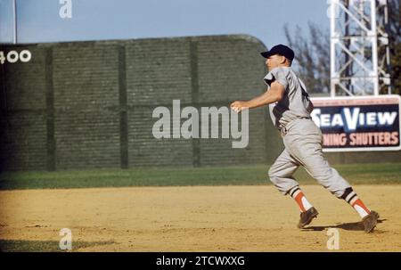 FL - MÄRZ 1956: Jackie Jensen #4 der Boston Red Sox führt den ersten Platz während eines MLB Spring Training Spiels um März 1956 in Florida. (Foto von Hy Peskin) *** örtlicher Bildtitel *** Jackie Jensen Stockfoto