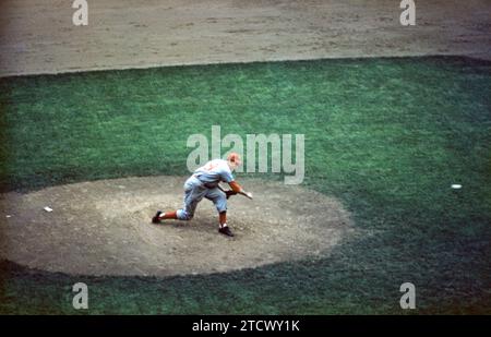 BROOKLYN, New York – 21. MAI: Pitcher Bob Miller #19 der Philadelphia Phillies wirft während eines MLB-Spiels gegen die Brooklyn Dodgers am 21. Mai 1955 im Ebbets Field in Brooklyn, New York. (Foto von Hy Peskin) *** örtlicher Bildtitel *** Bob Miller Stockfoto
