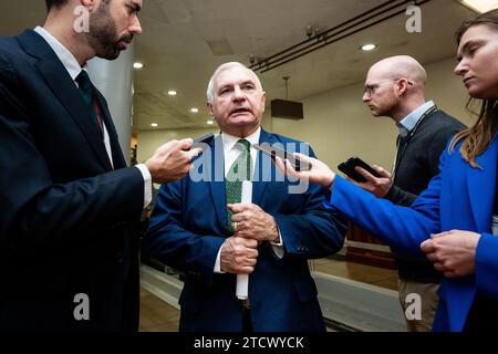 Washington, Usa. Dezember 2023. US-Senator Jack Reed (D-RI) spricht mit Reportern im US-Kapitol. (Foto: Michael Brochstein/SIPA USA) Credit: SIPA USA/Alamy Live News Stockfoto