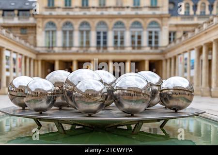 La Fontaine des Spheres im Palais Royal, eine Kunstskulptur, die im Palais Royal im Bereich der Galerie d'Orleans der Gärten in Paris, Frankreich, installiert wurde Stockfoto