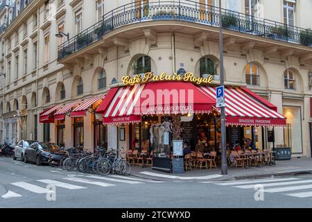 Leute sitzen draußen auf der Terrasse im Cafe Palais Royal, einem Eckbistro in der Rue Saint-Honoré, im 1. Arrondissement von Paris, Frankreich Stockfoto