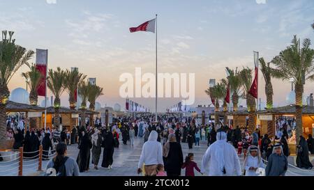 Darb Al Saai , doha, Katar - 12. Dezember 2023 : lokale Volksgruppe und die Expats nehmen an der Feier des katar Nationalfeiertags Teil Stockfoto