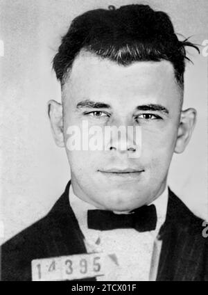 1926 CA , USA : der amerikanische Gangster JOHN Herbert DILLINGER ( 1902 - 1934 ) Fahnder , der während einer Brandbekämpfung vom FBI getötet wurde . - GESCHICHTE - FOTO STORICHE - MUG SHOT - MUG-SHOT - FOTO SEGNALETICA - CRIMINE - CRIMINALE - CRIME - ASSASSINO - CRIMINAL - KILLER - Gangstern - Porträt - cravatta - TIE Bow - papillon - rapinatore di BANCHE - RICERCATO - GANGSTERN - proibizionismo -- - Archivio GBB Stockfoto