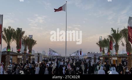 Darb Al Saai , doha, Katar - 12. Dezember 2023 : lokale Volksgruppe und die Expats nehmen an der Feier des katar Nationalfeiertags Teil Stockfoto