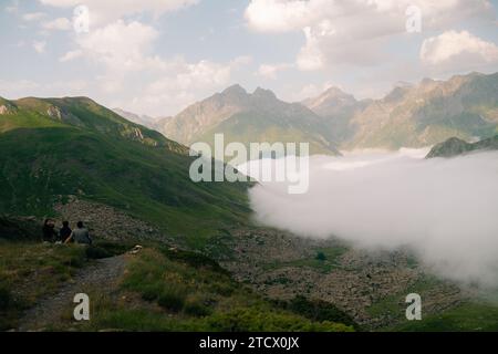 Zufluchtsort Pombie bei Menschen unter dem Midi d'Ossau. Pyrenäen-Nationalpark. Hochwertige Fotos Stockfoto