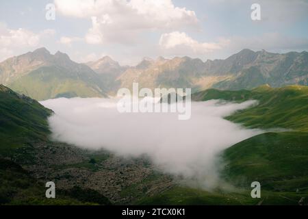 Zufluchtsort Pombie bei Menschen unter dem Midi d'Ossau. Pyrenäen-Nationalpark. Hochwertige Fotos Stockfoto