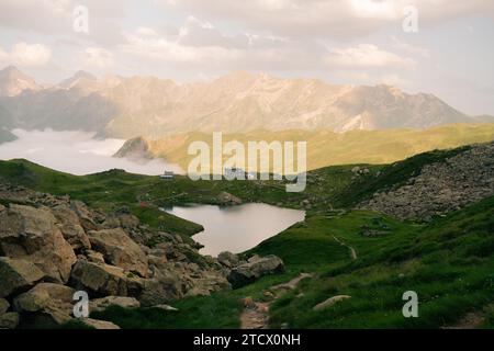 Zufluchtsort Pombie bei Menschen unter dem Midi d'Ossau. Pyrenäen-Nationalpark. Hochwertige Fotos Stockfoto