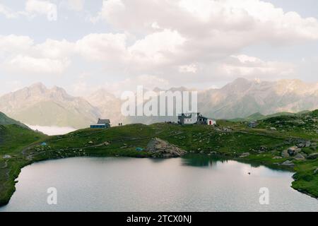 Zufluchtsort Pombie bei Menschen unter dem Midi d'Ossau. Pyrenäen-Nationalpark. Hochwertige Fotos Stockfoto