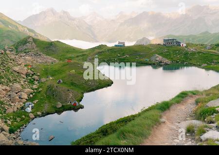 Zufluchtsort Pombie bei Menschen unter dem Midi d'Ossau. Pyrenäen-Nationalpark. Hochwertige Fotos Stockfoto