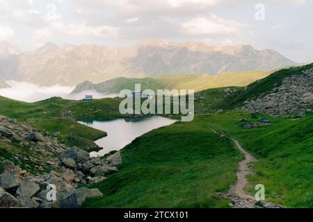 Zufluchtsort Pombie bei Menschen unter dem Midi d'Ossau. Pyrenäen-Nationalpark. Hochwertige Fotos Stockfoto