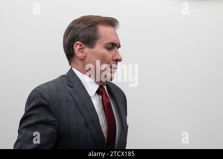 Washington, Vereinigte Staaten. Dezember 2023. NSC-Koordinator für strategische Kommunikation John Kirby nimmt am Daily Briefing im Weißen Haus in Washington, DC, am 14. Dezember 2023 Teil. Kredit: Chris Kleponis/Pool über CNP/dpa/Alamy Live News Stockfoto