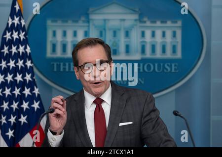 Washington, Vereinigte Staaten. Dezember 2023. NSC-Koordinator für strategische Kommunikation John Kirby nimmt am Daily Briefing im Weißen Haus in Washington, DC, am 14. Dezember 2023 Teil. Kredit: Chris Kleponis/Pool über CNP/dpa/Alamy Live News Stockfoto