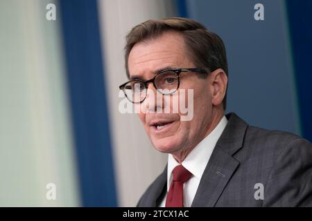 Washington, Vereinigte Staaten. Dezember 2023. NSC-Koordinator für strategische Kommunikation John Kirby nimmt am Daily Briefing im Weißen Haus in Washington, DC, am 14. Dezember 2023 Teil. Kredit: Chris Kleponis/Pool über CNP/dpa/Alamy Live News Stockfoto