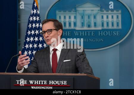 Washington, Vereinigte Staaten. Dezember 2023. NSC-Koordinator für strategische Kommunikation John Kirby nimmt am Daily Briefing im Weißen Haus in Washington, DC, am 14. Dezember 2023 Teil. Kredit: Chris Kleponis/Pool über CNP/dpa/Alamy Live News Stockfoto