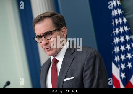 Washington, Vereinigte Staaten. Dezember 2023. NSC-Koordinator für strategische Kommunikation John Kirby nimmt am Daily Briefing im Weißen Haus in Washington, DC, am 14. Dezember 2023 Teil. Kredit: Chris Kleponis/Pool über CNP/dpa/Alamy Live News Stockfoto