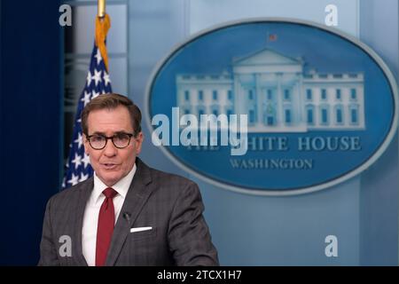 Washington, Vereinigte Staaten. Dezember 2023. NSC-Koordinator für strategische Kommunikation John Kirby nimmt am Daily Briefing im Weißen Haus in Washington, DC, am 14. Dezember 2023 Teil. Kredit: Chris Kleponis/Pool über CNP/dpa/Alamy Live News Stockfoto