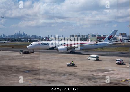 23.09.2018, Sydney, New South Wales, Australien - Ein Passagierflugzeug des Typs Malaysia Airlines Airbus A350-900 auf dem Asphalt während des Pushbacks. Stockfoto